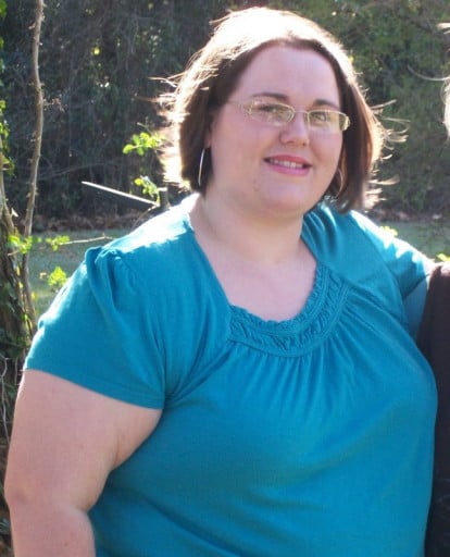 A picture of a 5'4" female showing a weight reduction from 285 pounds to 215 pounds. A net loss of 70 pounds.