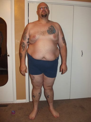 A photo of a 6'5" man showing a snapshot of 440 pounds at a height of 6'5