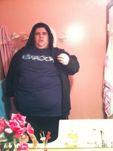 A picture of a 6'0" male showing a fat loss from 505 pounds to 305 pounds. A respectable loss of 200 pounds.