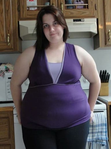 A before and after photo of a 5'7" female showing a weight cut from 275 pounds to 220 pounds. A total loss of 55 pounds.