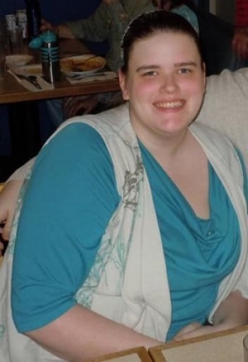 A photo of a 6'1" woman showing a weight reduction from 283 pounds to 183 pounds. A total loss of 100 pounds.