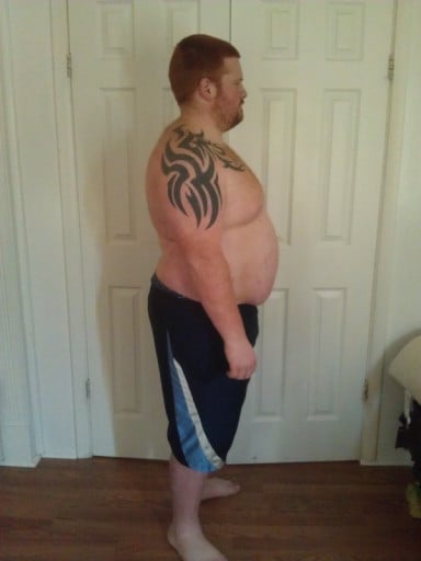 A photo of a 5'9" man showing a weight cut from 330 pounds to 220 pounds. A total loss of 110 pounds.