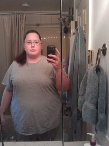 A picture of a 5'7" female showing a fat loss from 315 pounds to 210 pounds. A total loss of 105 pounds.