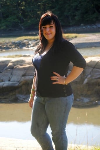 A picture of a 5'5" female showing a fat loss from 220 pounds to 160 pounds. A total loss of 60 pounds.