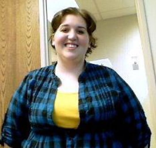 A photo of a 5'5" woman showing a weight loss from 252 pounds to 182 pounds. A net loss of 70 pounds.