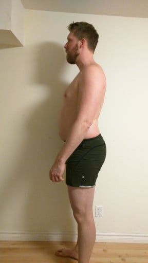 A photo of a 6'5" man showing a snapshot of 260 pounds at a height of 6'5