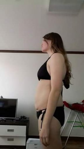 A picture of a 5'4" female showing a weight loss from 220 pounds to 137 pounds. A respectable loss of 83 pounds.