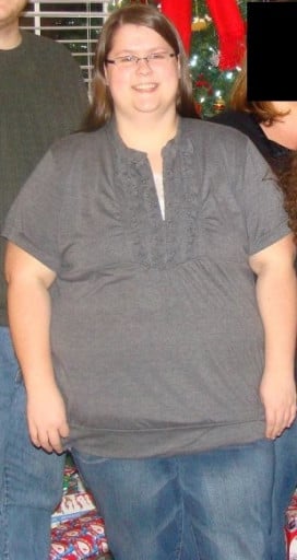 A picture of a 5'4" female showing a weight cut from 300 pounds to 160 pounds. A respectable loss of 140 pounds.