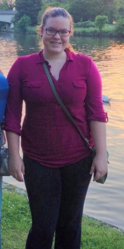 A picture of a 5'5" female showing a fat loss from 207 pounds to 125 pounds. A net loss of 82 pounds.