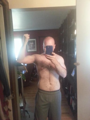 A before and after photo of a 5'9" male showing a fat loss from 205 pounds to 196 pounds. A respectable loss of 9 pounds.