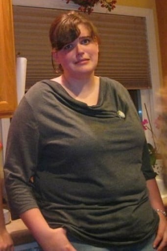 A picture of a 6'1" female showing a weight cut from 305 pounds to 175 pounds. A total loss of 130 pounds.