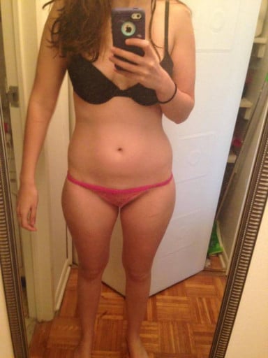 A picture of a 5'2" female showing a weight cut from 165 pounds to 118 pounds. A total loss of 47 pounds.