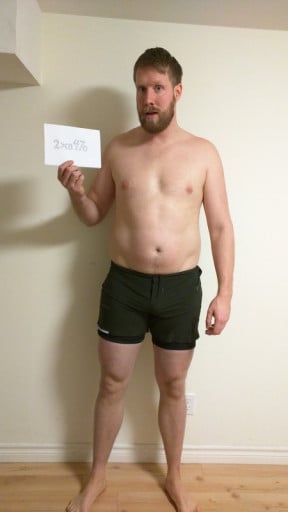 A photo of a 6'5" man showing a snapshot of 260 pounds at a height of 6'5