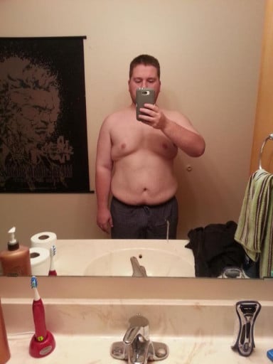 A before and after photo of a 5'6" male showing a fat loss from 300 pounds to 175 pounds. A total loss of 125 pounds.