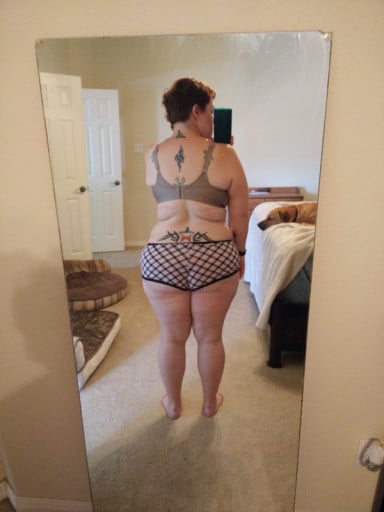 A photo of a 5'3" woman showing a weight cut from 254 pounds to 211 pounds. A respectable loss of 43 pounds.