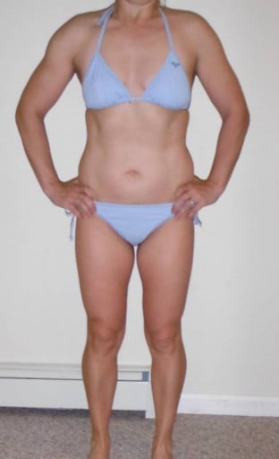 A photo of a 5'4" woman showing a snapshot of 135 pounds at a height of 5'4