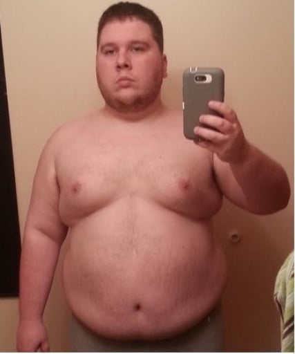 A before and after photo of a 5'6" male showing a fat loss from 300 pounds to 175 pounds. A total loss of 125 pounds.