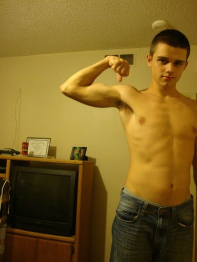 A before and after photo of a 6'0" male showing a muscle gain from 135 pounds to 205 pounds. A respectable gain of 70 pounds.