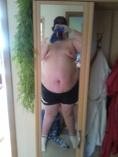 A picture of a 6'4" male showing a weight loss from 498 pounds to 283 pounds. A total loss of 215 pounds.