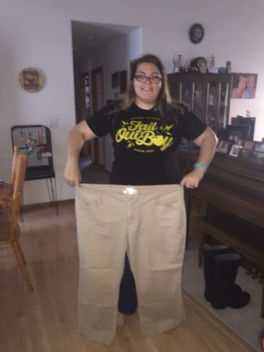 A picture of a 5'6" female showing a weight loss from 264 pounds to 233 pounds. A net loss of 31 pounds.